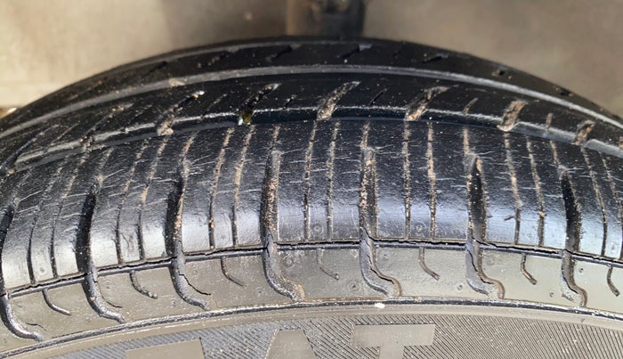 2014 Hyundai Eon ERA +, Petrol, Manual, 5,840 km, Left Front Tyre Tread