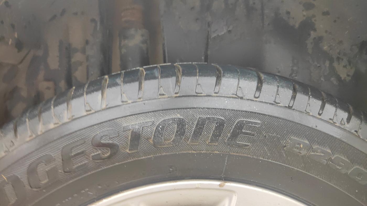 2015 Maruti Swift ZXI, Petrol, Manual, 68,575 km, Right Rear Tyre Tread