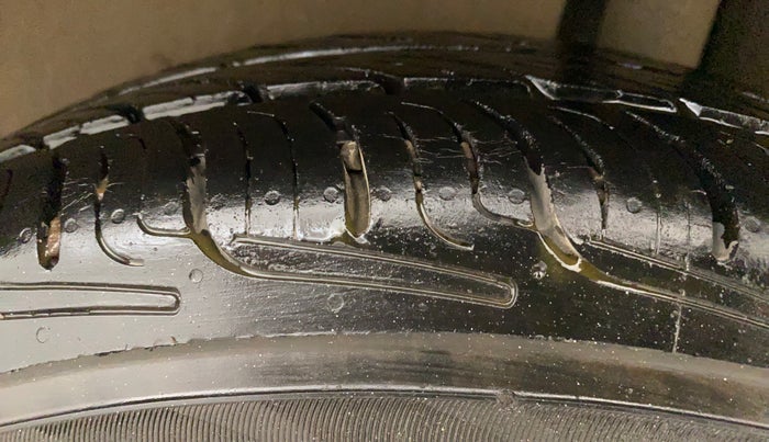 2012 Maruti Swift VXI, Petrol, Manual, 50,390 km, Left Rear Tyre Tread