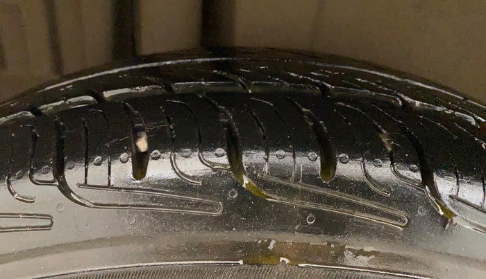 2012 Maruti Swift VXI, Petrol, Manual, 50,390 km, Right Rear Tyre Tread