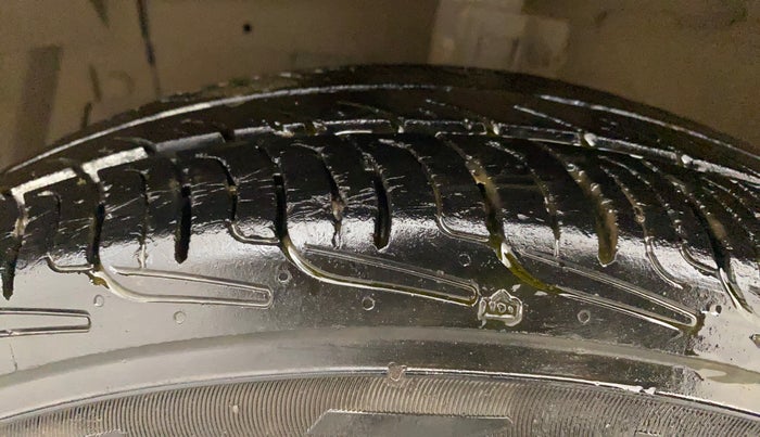 2012 Maruti Swift VXI, Petrol, Manual, 50,390 km, Left Front Tyre Tread