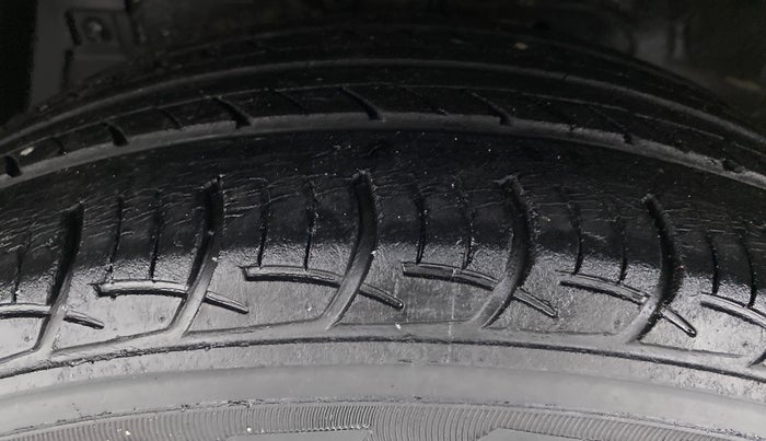 2016 Maruti Ciaz VXI PLUS, Petrol, Manual, 52,743 km, Left Front Tyre Tread