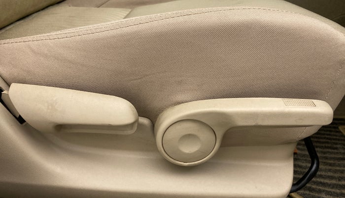 2016 Maruti Ciaz VXI PLUS, Petrol, Manual, 52,743 km, Driver Side Adjustment Panel