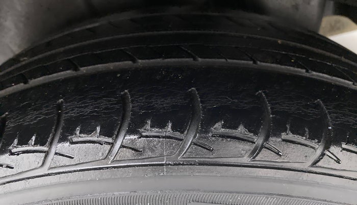 2016 Maruti Ciaz VXI PLUS, Petrol, Manual, 52,743 km, Left Rear Tyre Tread