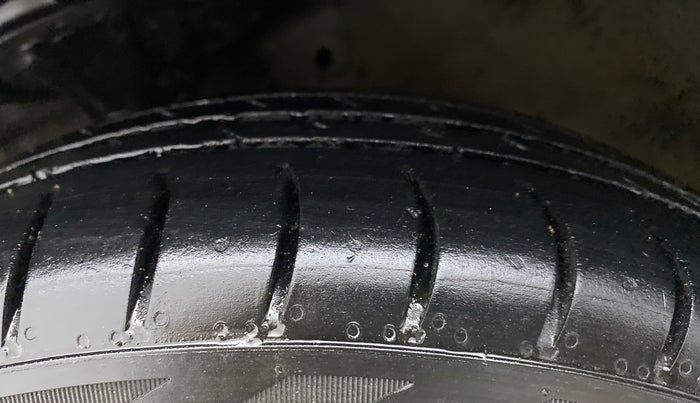 2018 Hyundai Eon ERA +, Petrol, Manual, 86,770 km, Left Front Tyre Tread