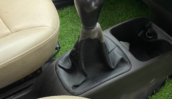 2018 Hyundai Eon ERA +, Petrol, Manual, 86,770 km, Gear lever - Boot cover slightly torn