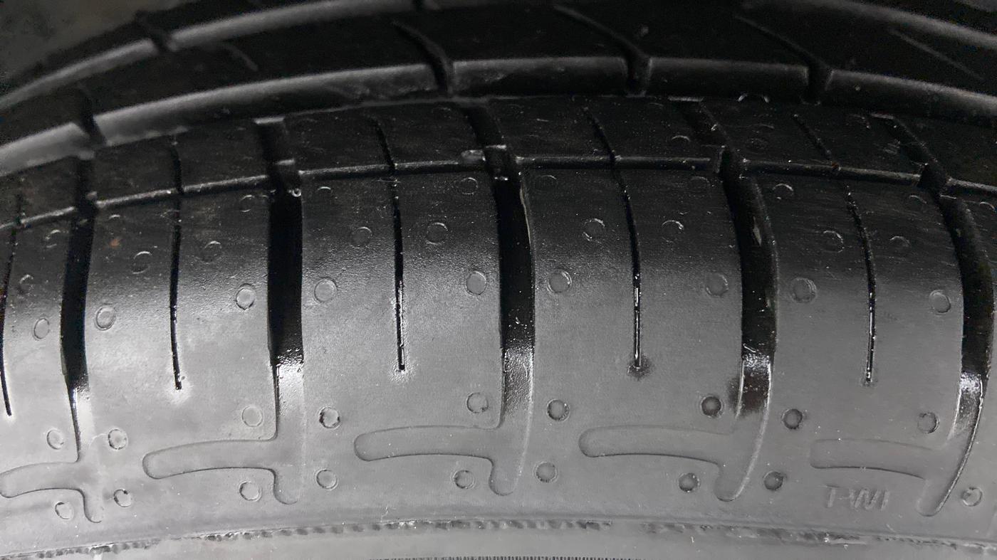 2015 Hyundai Grand i10 ASTA AT 1.2 KAPPA VTVT, Petrol, Automatic, 27,641 km, Right Front Tyre Tread