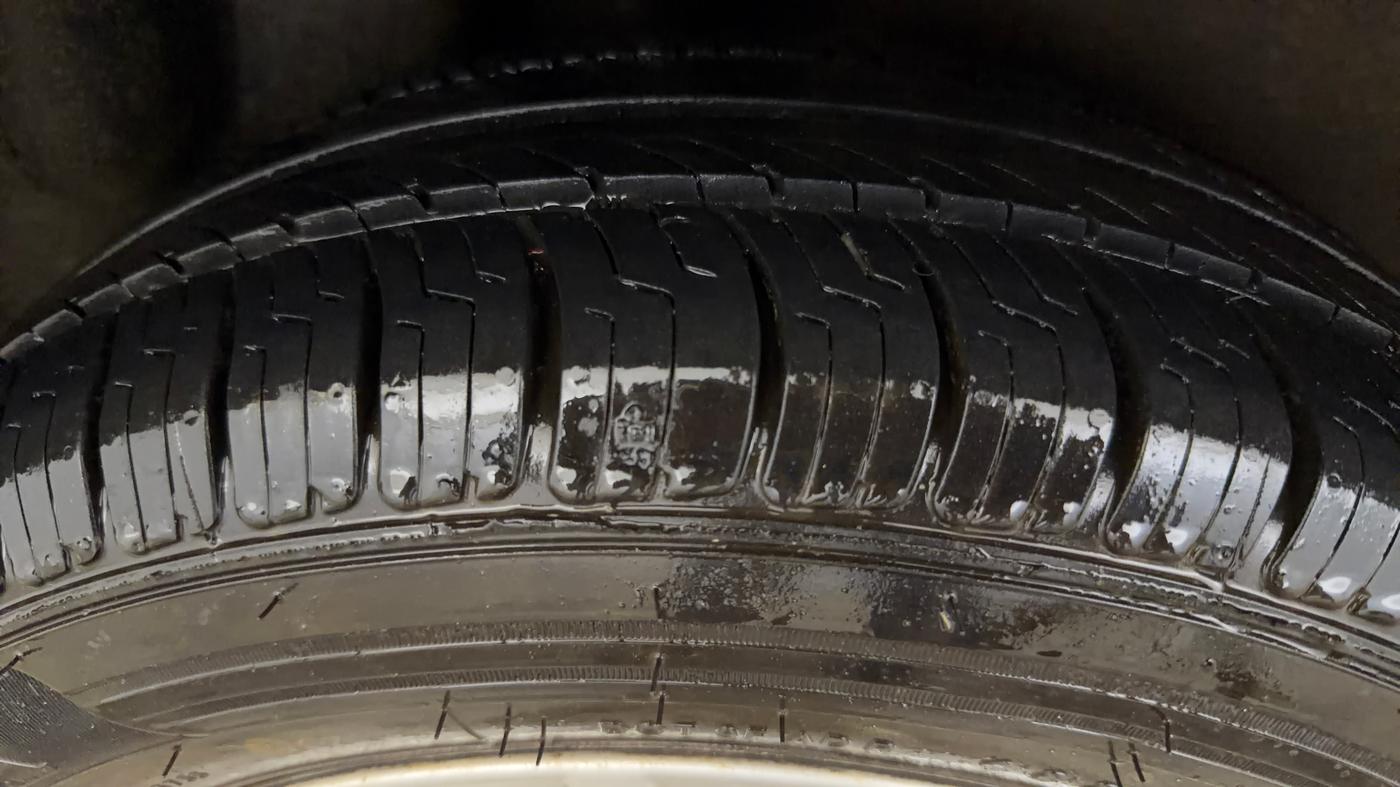 2015 Volkswagen Polo COMFORTLINE 1.2L, Petrol, Manual, 1,10,916 km, Right Rear Tyre Tread