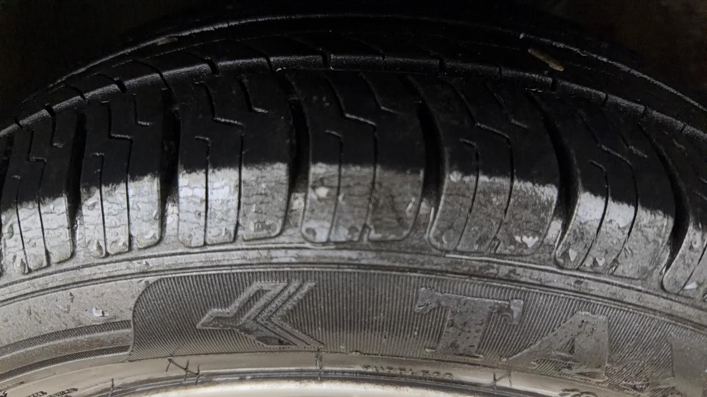 2015 Volkswagen Polo COMFORTLINE 1.2L, Petrol, Manual, 1,10,916 km, Left Front Tyre Tread