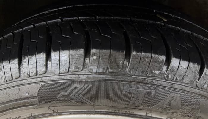 2015 Volkswagen Polo COMFORTLINE 1.2L, Petrol, Manual, 1,10,848 km, Left Front Tyre Tread