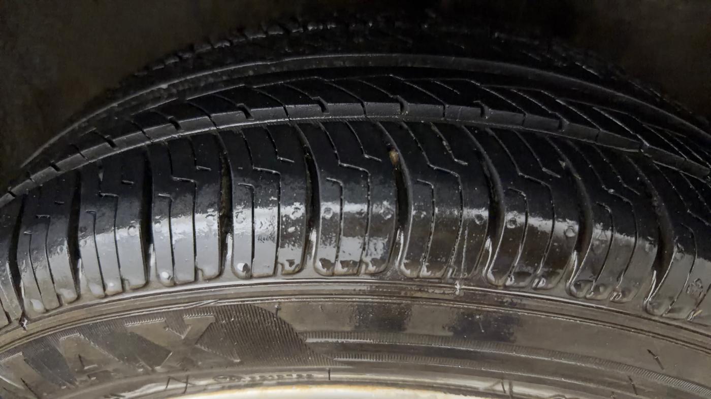2015 Volkswagen Polo COMFORTLINE 1.2L, Petrol, Manual, 1,10,916 km, Left Rear Tyre Tread