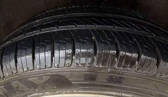 2015 Volkswagen Polo COMFORTLINE 1.2L, Petrol, Manual, 1,10,848 km, Left Rear Tyre Tread