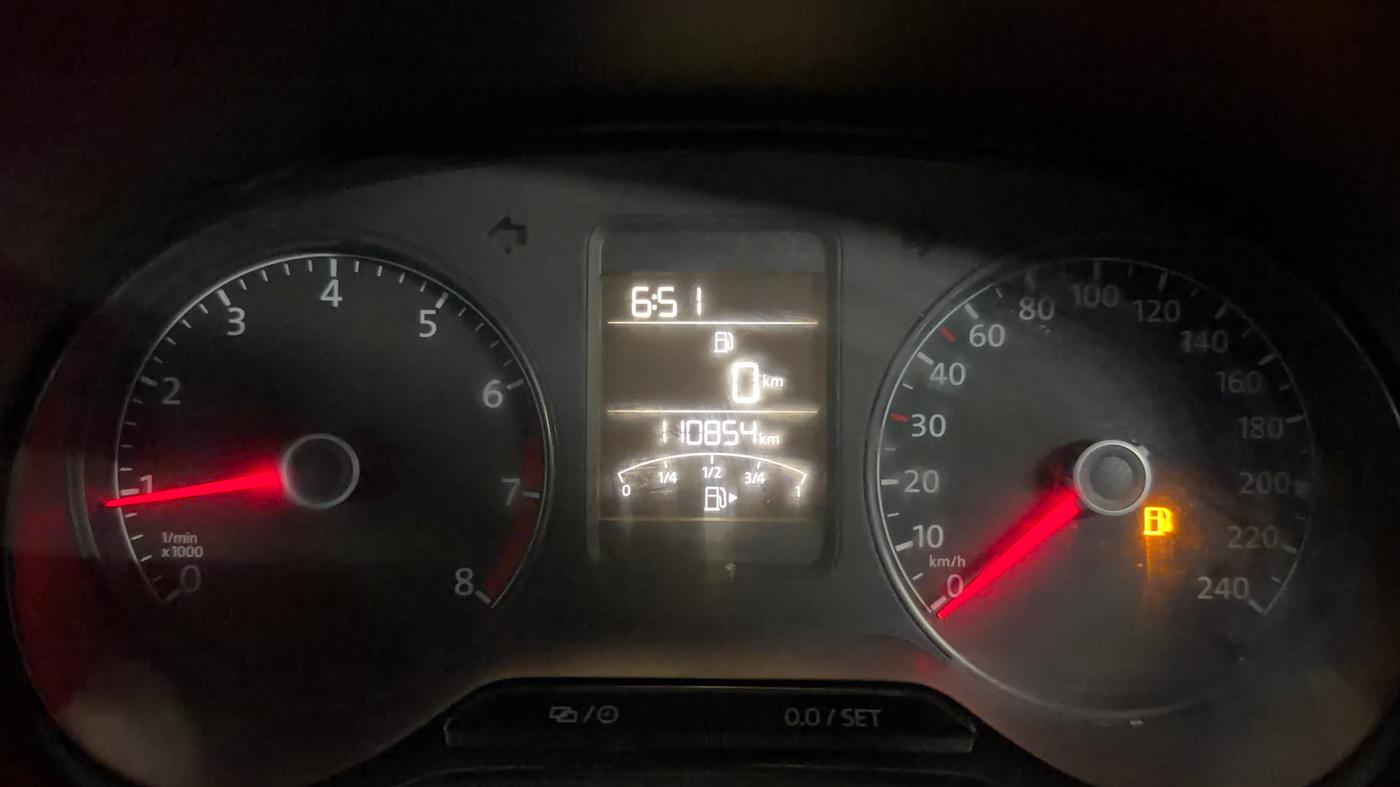 2015 Volkswagen Polo COMFORTLINE 1.2L, Petrol, Manual, 1,10,916 km, Odometer Image