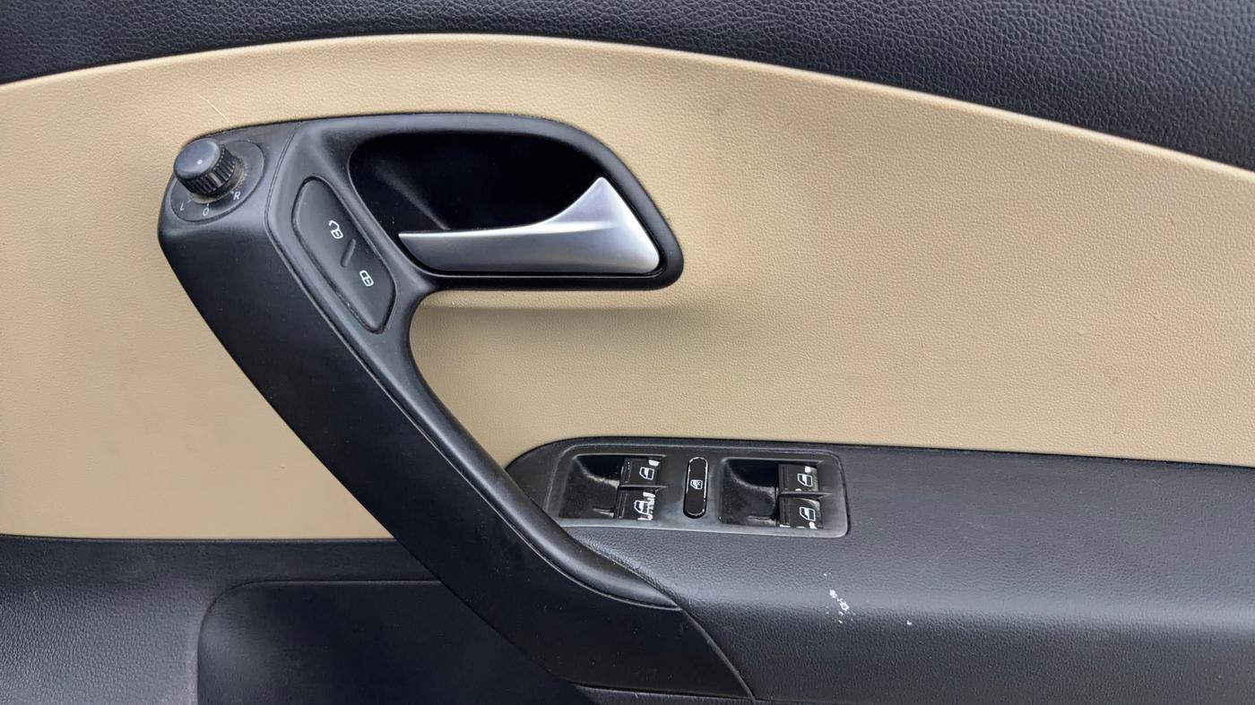 2015 Volkswagen Polo COMFORTLINE 1.2L, Petrol, Manual, 1,10,916 km, Driver Side Door Panels Control
