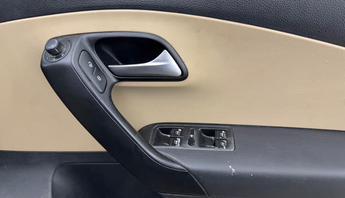 2015 Volkswagen Polo COMFORTLINE 1.2L, Petrol, Manual, 1,10,848 km, Driver Side Door Panels Control