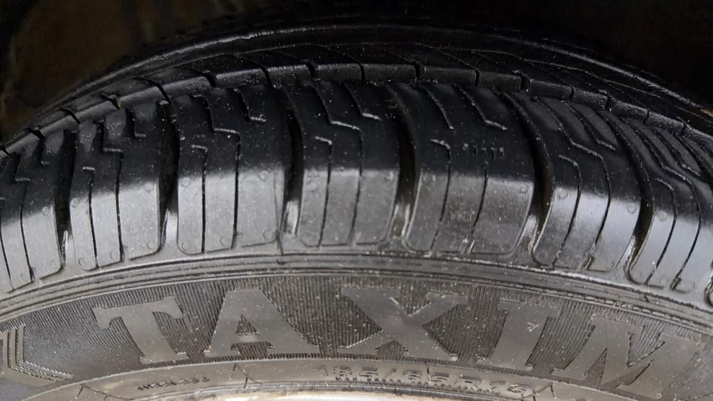2015 Volkswagen Polo COMFORTLINE 1.2L, Petrol, Manual, 1,10,916 km, Right Front Tyre Tread