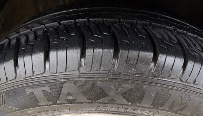 2015 Volkswagen Polo COMFORTLINE 1.2L, Petrol, Manual, 1,10,848 km, Right Front Tyre Tread