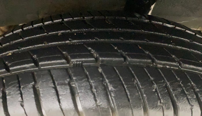 2017 Renault Kwid RXT 1.0 AMT, Petrol, Automatic, 25,081 km, Left Rear Tyre Tread