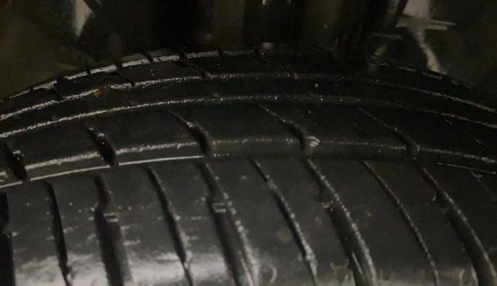 2017 Renault Kwid RXT 1.0 AMT, Petrol, Automatic, 25,081 km, Right Front Tyre Tread