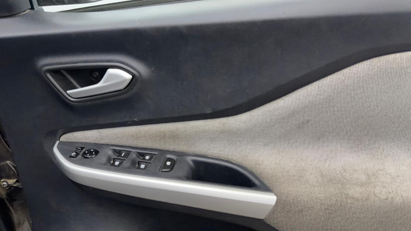 2022 Nissan MAGNITE XL, Petrol, Manual, 68,233 km, Driver Side Door Panels Control