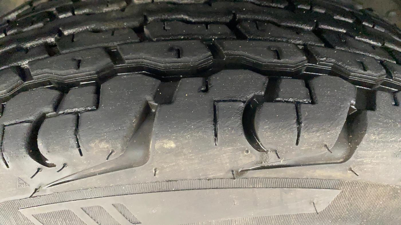 2018 Mahindra TUV300 T8, Diesel, Manual, 49,539 km, Left Front Tyre Tread