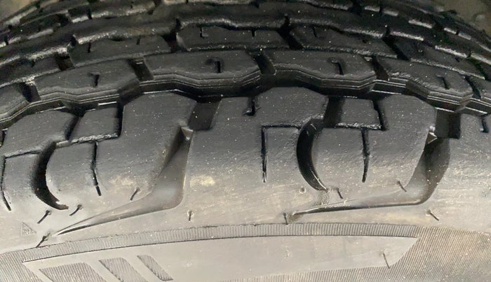 2018 Mahindra TUV300 T8, Diesel, Manual, 49,539 km, Left Front Tyre Tread