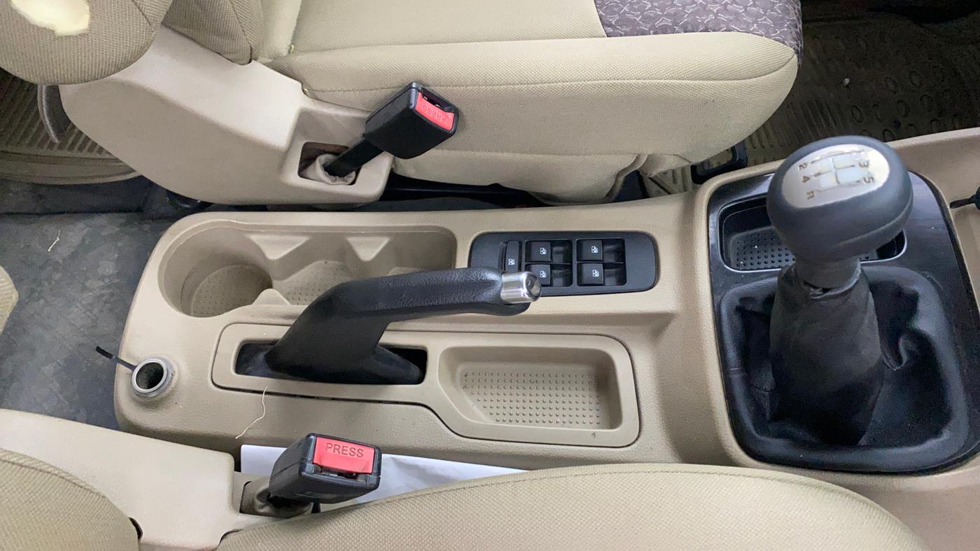 2018 Mahindra TUV300 T8, Diesel, Manual, 49,539 km, Gear Lever