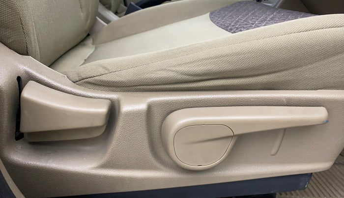 2018 Mahindra TUV300 T8, Diesel, Manual, 49,539 km, Driver Side Adjustment Panel