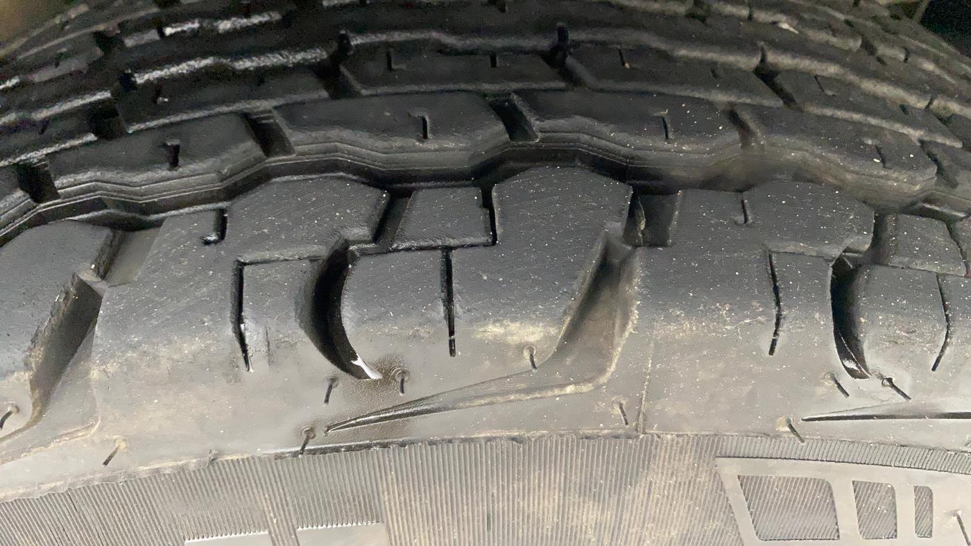 2018 Mahindra TUV300 T8, Diesel, Manual, 49,539 km, Right Front Tyre Tread