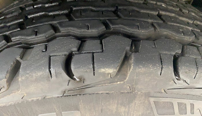 2018 Mahindra TUV300 T8, Diesel, Manual, 49,539 km, Right Front Tyre Tread