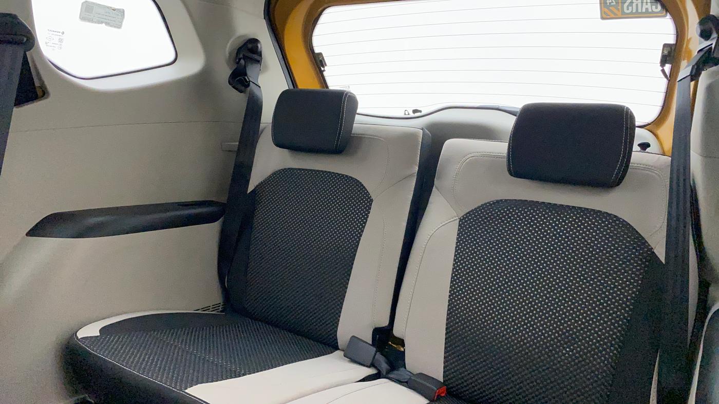2022 Renault TRIBER RXZ AMT, Petrol, Automatic, 7,135 km, Third Seat Row ( optional )