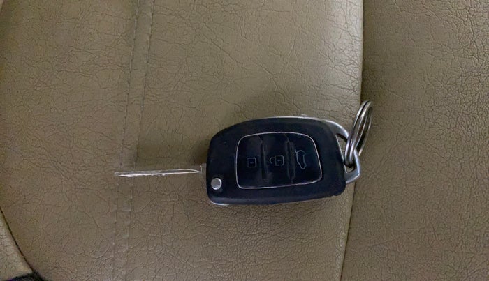 2016 Hyundai Verna FLUIDIC 4S 1.6 VTVT S AT, Petrol, Automatic, 48,274 km, Key Close Up