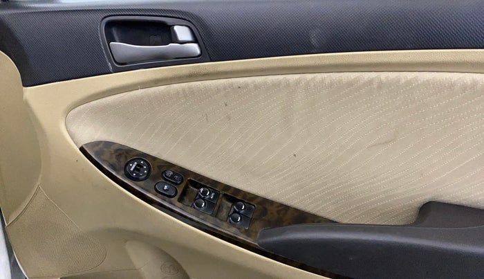 2016 Hyundai Verna FLUIDIC 4S 1.6 VTVT S AT, Petrol, Automatic, 48,274 km, Driver Side Door Panels Control