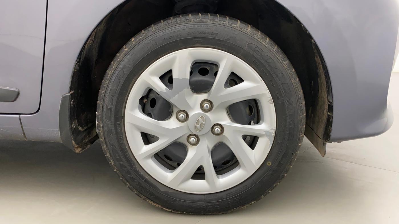 2017 Hyundai Grand i10 SPORTZ (O) 1.2 KAPPA VTVT, Petrol, Manual, 30,453 km, Right Front Wheel