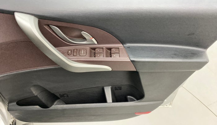 2015 Mahindra XUV500 W6 4X2, Diesel, Manual, 77,326 km, Driver Side Door Panels Control