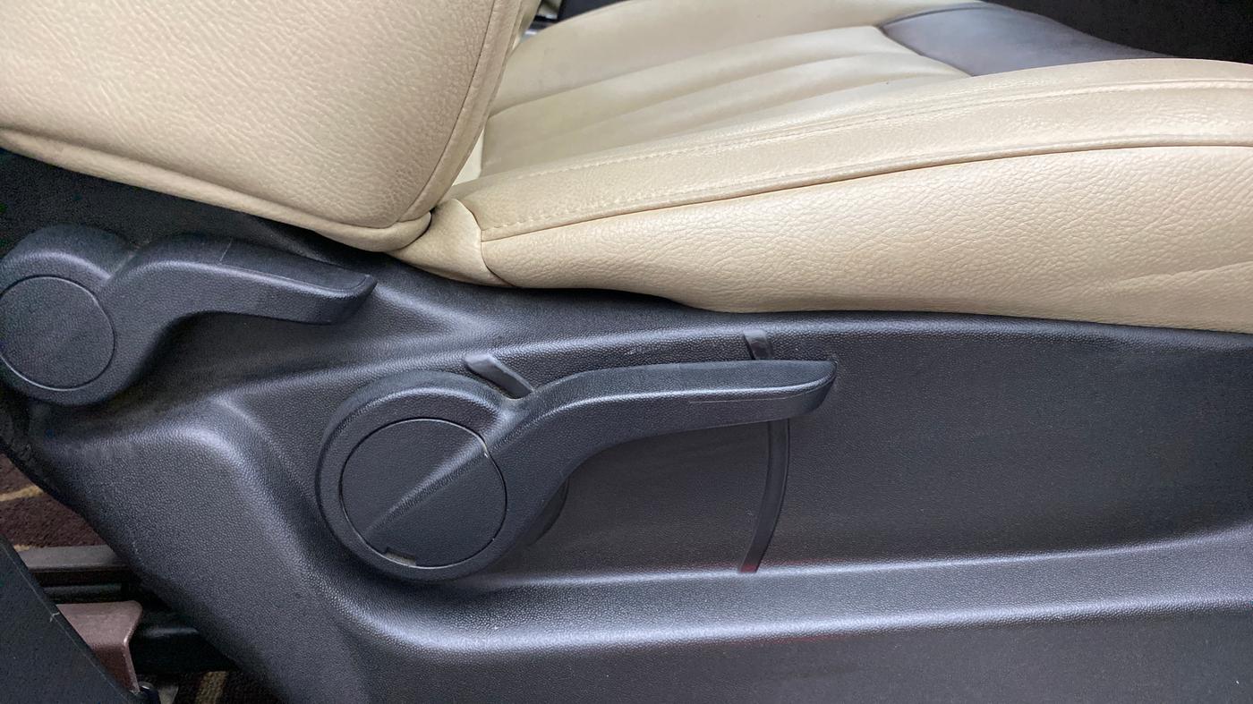 2015 Mahindra XUV500 W6 4X2, Diesel, Manual, 77,326 km, Driver Side Adjustment Panel