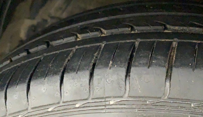 2016 Maruti Ciaz ZXI AT, Petrol, Automatic, 83,055 km, Left Front Tyre Tread