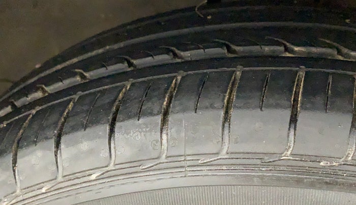 2016 Maruti Ciaz ZXI AT, Petrol, Automatic, 83,055 km, Right Front Tyre Tread