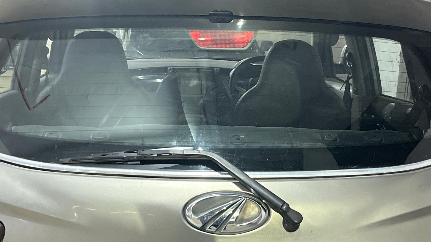 2017 Mahindra Kuv100 K6 PLUS 6 STR, Petrol, Manual, 40,077 km, Rear Wiper
