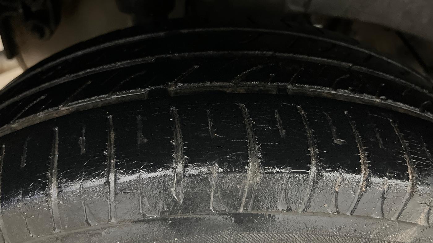 2017 Mahindra Kuv100 K6 PLUS 6 STR, Petrol, Manual, 40,077 km, Right Rear Tyre Tread