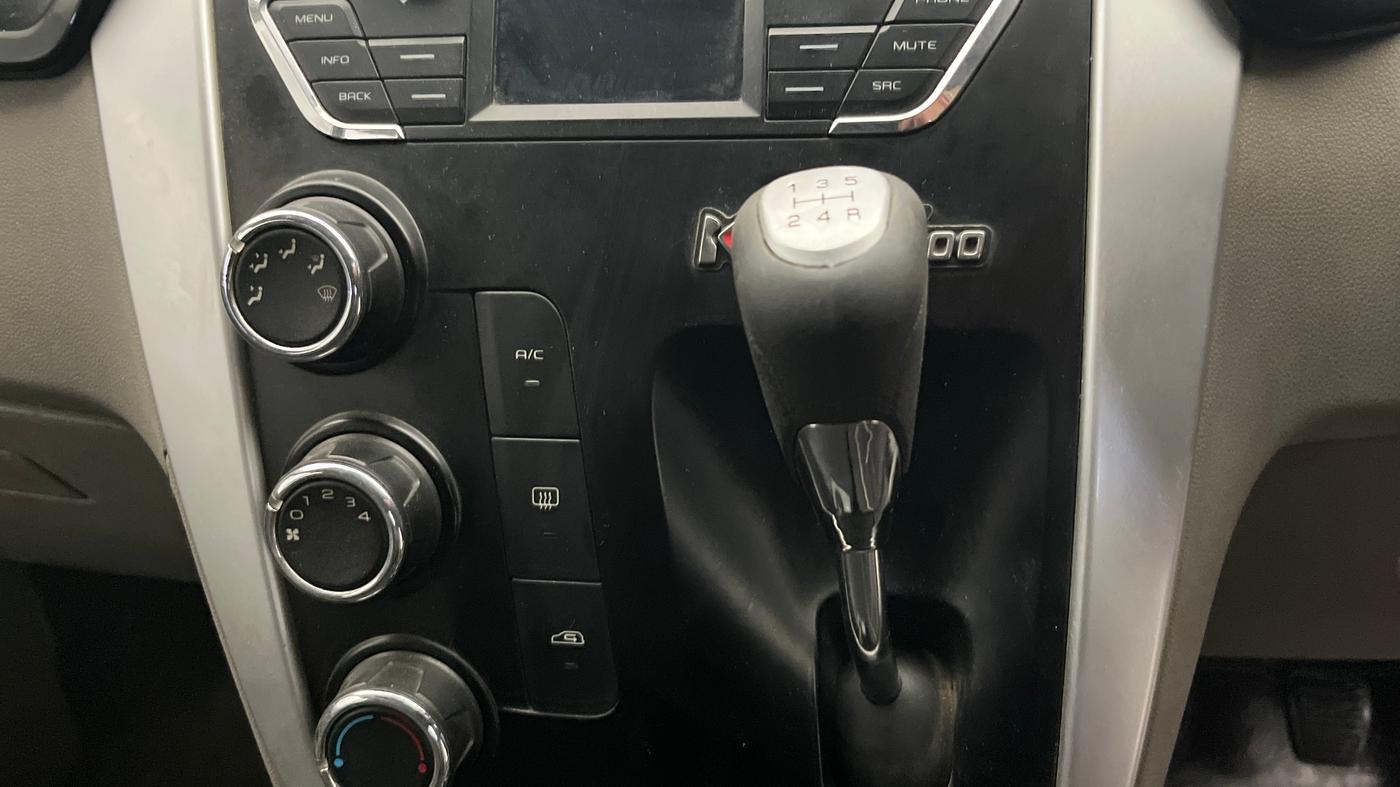 2017 Mahindra Kuv100 K6 PLUS 6 STR, Petrol, Manual, 40,077 km, Gear Lever
