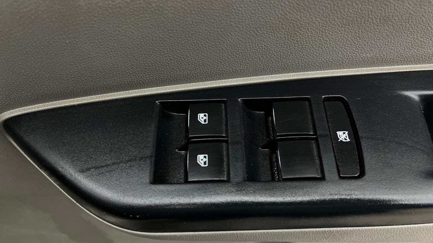 2017 Mahindra Kuv100 K6 PLUS 6 STR, Petrol, Manual, 40,077 km, Driver Side Door Panels Control