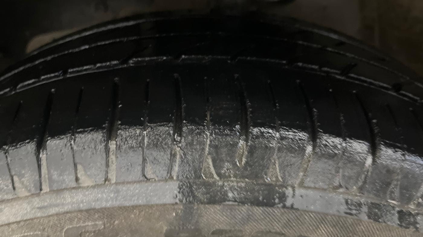 2017 Mahindra Kuv100 K6 PLUS 6 STR, Petrol, Manual, 40,077 km, Left Front Tyre Tread