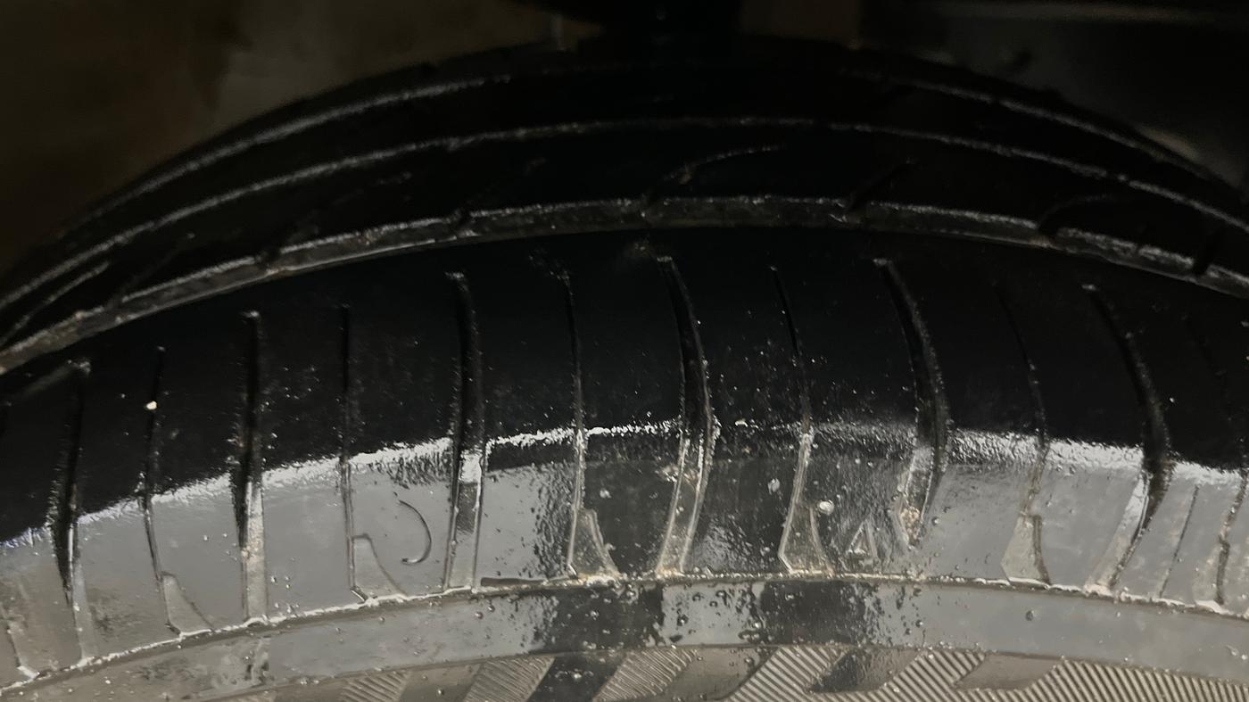 2017 Mahindra Kuv100 K6 PLUS 6 STR, Petrol, Manual, 40,077 km, Right Front Tyre Tread