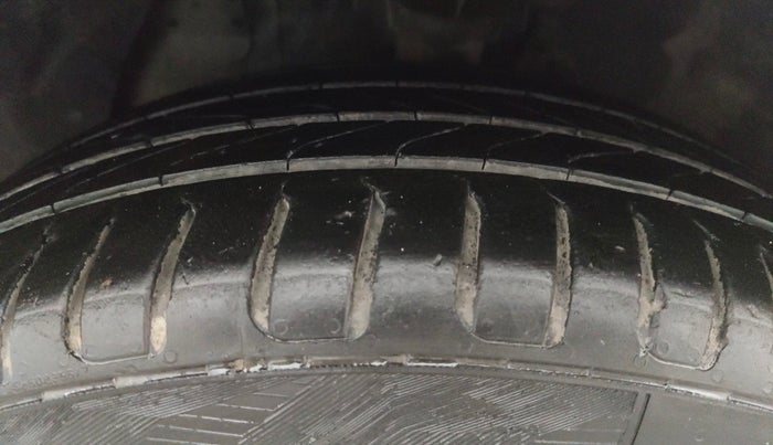 2015 Hyundai Elite i20 SPORTZ 1.2, Petrol, Manual, 1,20,332 km, Left Front Tyre Tread