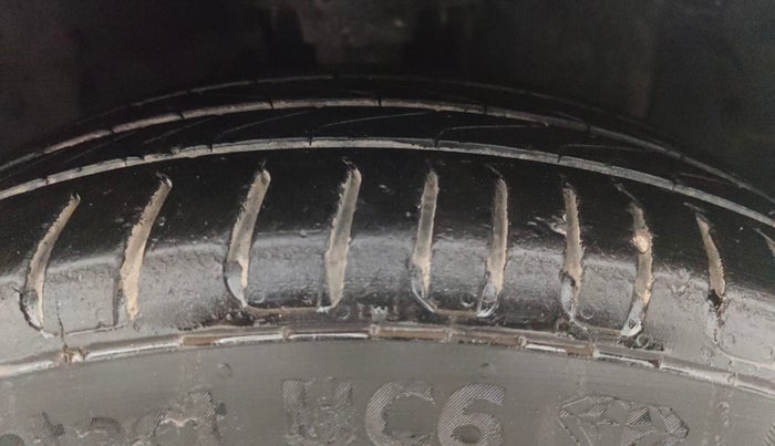 2015 Hyundai Elite i20 SPORTZ 1.2, Petrol, Manual, 1,20,332 km, Right Front Tyre Tread