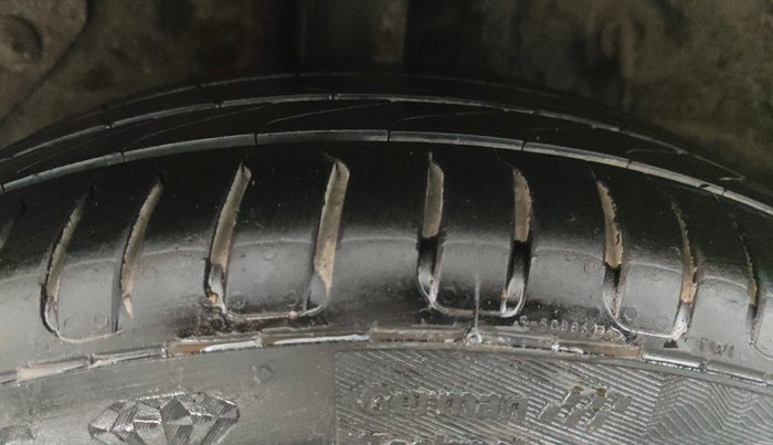 2015 Hyundai Elite i20 SPORTZ 1.2, Petrol, Manual, 1,20,332 km, Right Rear Tyre Tread