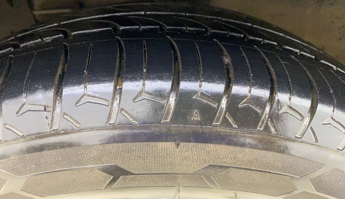 2017 Maruti Ciaz ZETA 1.4  MT PETROL, CNG, Manual, 63,310 km, Left Front Tyre Tread