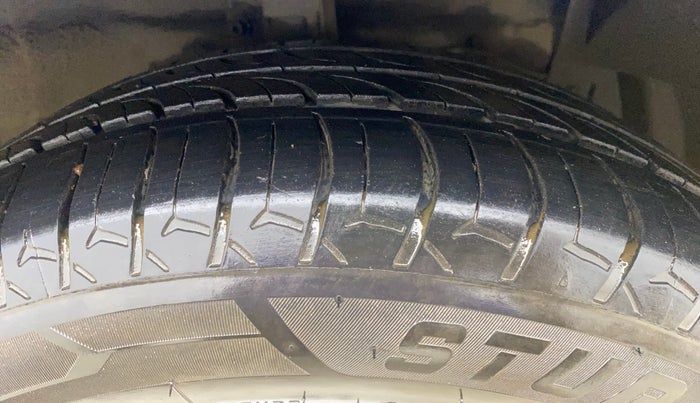 2017 Maruti Ciaz ZETA 1.4  MT PETROL, CNG, Manual, 63,310 km, Right Front Tyre Tread