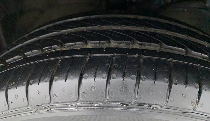 2017 Maruti Baleno DELTA PETROL 1.2, Petrol, Manual, 41,960 km, Right Front Tyre Tread